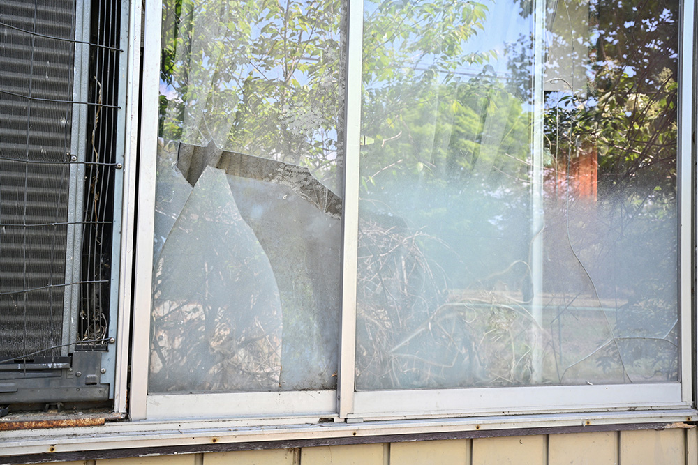 ガラスのひび割れ、放置は危険!ガラスの張り替えもお任せください